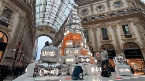 Ultima generazione imbratta l’albero di Natale di Gucci a